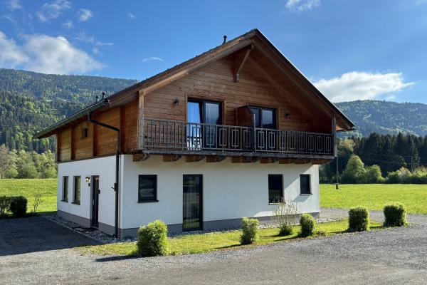 Vrijstaand chalet aan de piste in Rattendorf met weids bergzicht - thumbnail 1