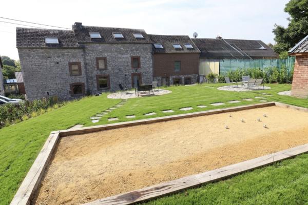 In het centrum: karakteristiek 16-persoons dorpshuis met petanque in Palenge - thumbnail 6
