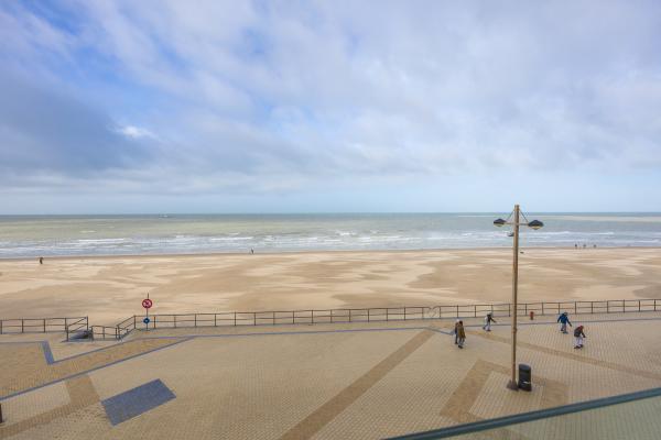 Frontaal zeezicht appartement op 10 meter van het strand in Middelkerke - thumbnail 2