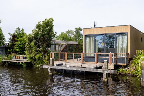 Nieuw chalet aan het water met eigen sloep in Bantega - thumbnail 1