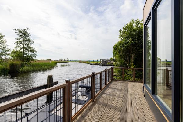 Nieuw chalet aan het water met eigen sloep in Bantega - thumbnail 2