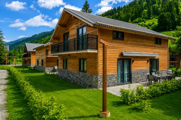 Luxe chalet aan de Afritzer See met panoramisch uitzicht op bergen en meer - thumbnail 1