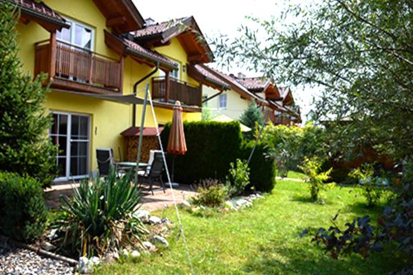 Zonnig chalet in Kötschach-Mauthen met grote tuin en bergzicht - thumbnail 1