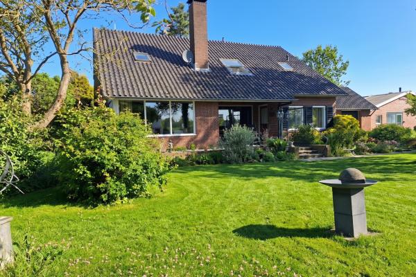 Ruim vakantiehuis voor 10 personen bij kaasboerderij in Genderen - thumbnail 1