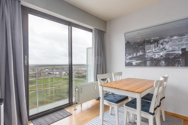 Licht appartement op de 8e verdieping met zonnig terras vlak bij zee - thumbnail 5