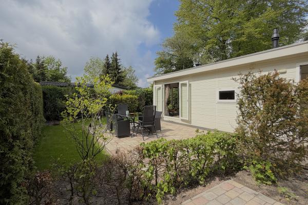 Knus chalet aan de bosrand met zonnig terras in Hulshorst - thumbnail 1