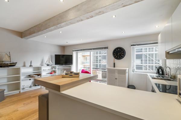 Lichte studio in Blankenberge met balkon en zicht op de jachthaven - thumbnail 2