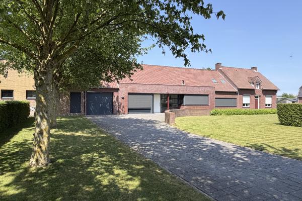 Ruim vrijstaand huis in Nederweert met grote tuin en hottub voor 12 personen - thumbnail 1