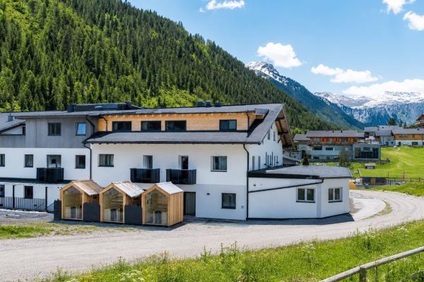 Sfeervol appartement direct aan de piste in Hinterglemm voor 9 personen - thumbnail 1