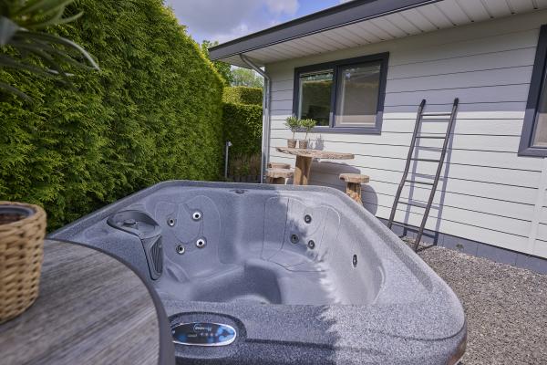 Modern vakantiehuis aan het water met privéjacuzzi op de Veluwe - thumbnail 3