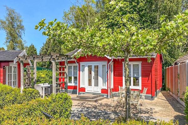 Houten chalet met privé sauna en omheinde tuin op park met zwembad - thumbnail 1