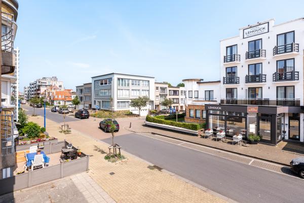 Op 300 m van zee: 4-persoonsappartement in hartje Koksijde - thumbnail 2