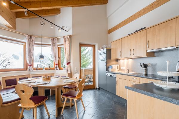 Prachtig 8-persoons appartement direct aan de piste in Saalbach - thumbnail 6