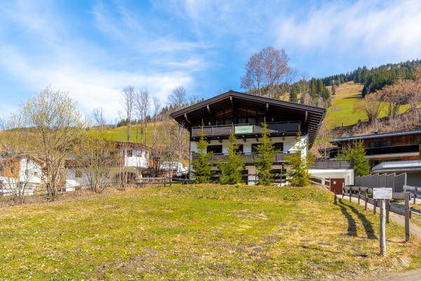 Luxe groepsaccommodatie met sauna voor 18 personen direct aan de piste in Saalbach - thumbnail 1