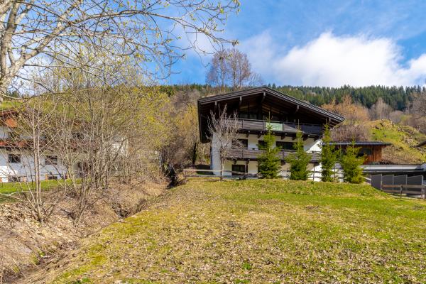 Luxe groepsaccommodatie met sauna voor 18 personen direct aan de piste in Saalbach - thumbnail 2