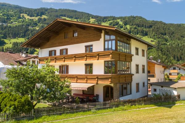 Ruim Tirools groepsverblijf voor 20 personen aan de piste in Zell am Ziller - thumbnail 1