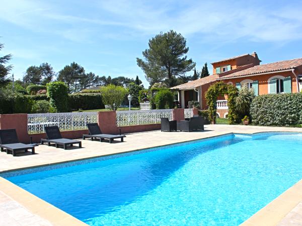 Villa photo 2