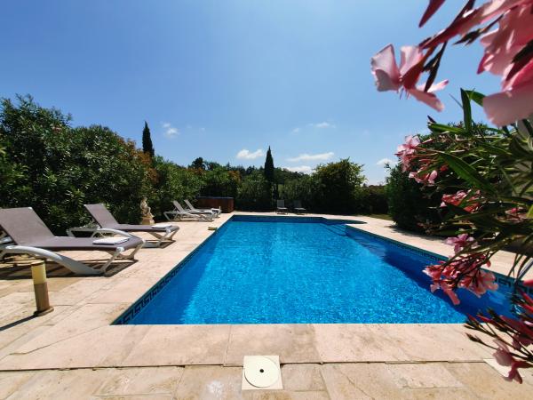 Villa photo 2