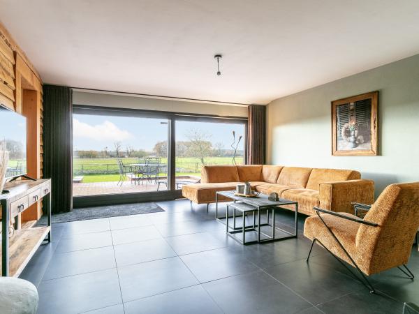 Villa photo 2