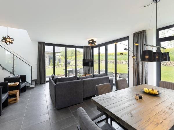 Villa photo 2