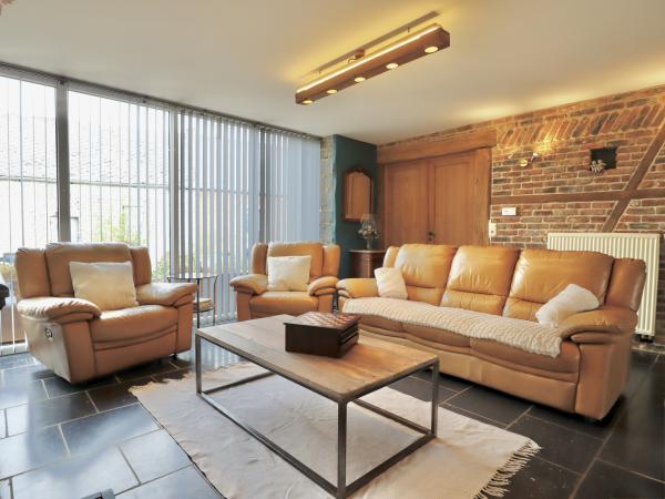 Villa photo 2