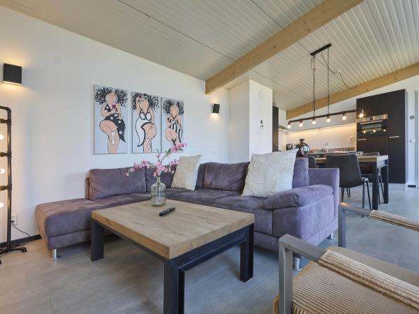 Villa photo 2
