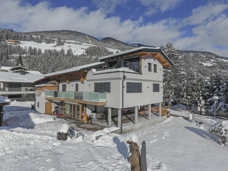 Appartement met balkon en uitzicht
