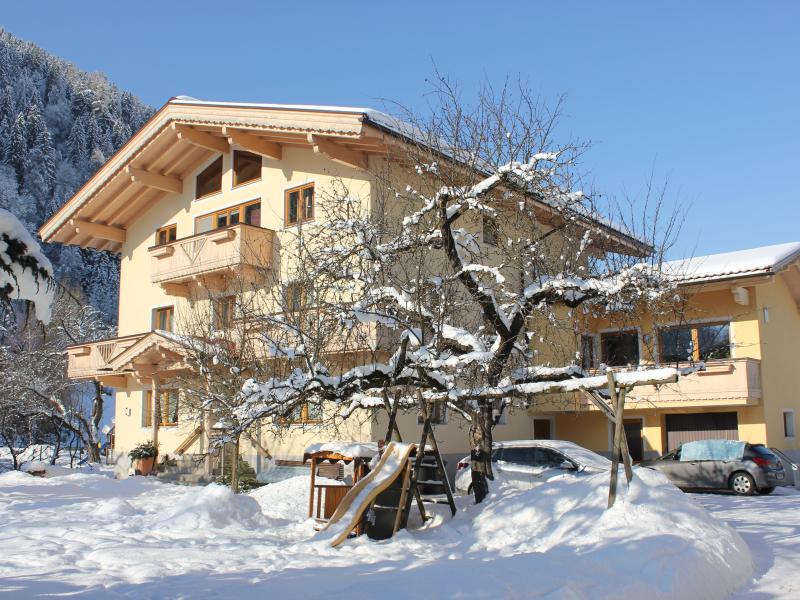 Spacious holiday home with ski bus at the door
