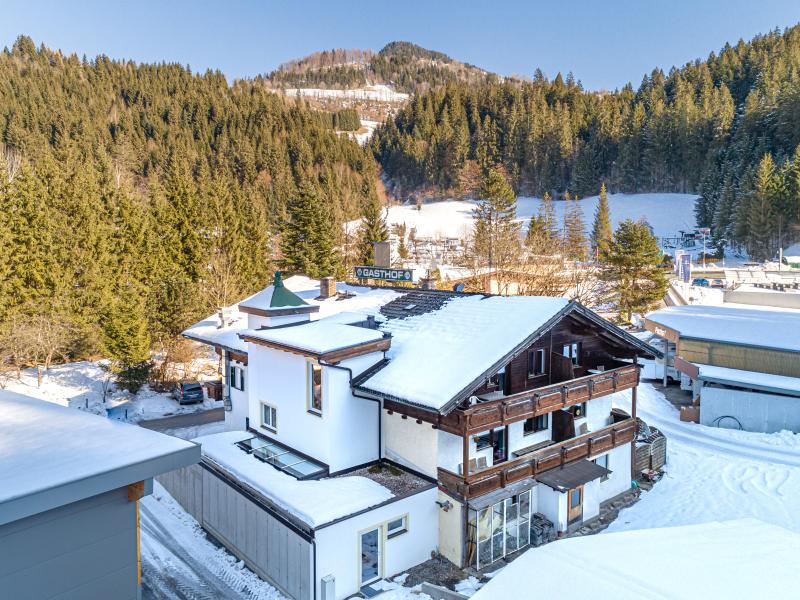 Beautiful group house with beer garden near a large ski area