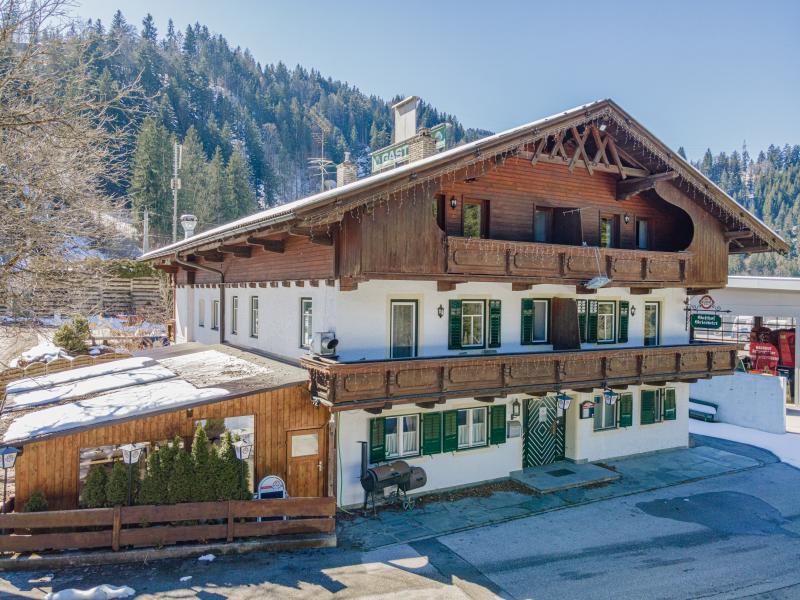 Beautiful group house with beer garden near a large ski area