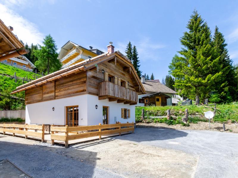 Freestanding chalets with sauna on the slopes
