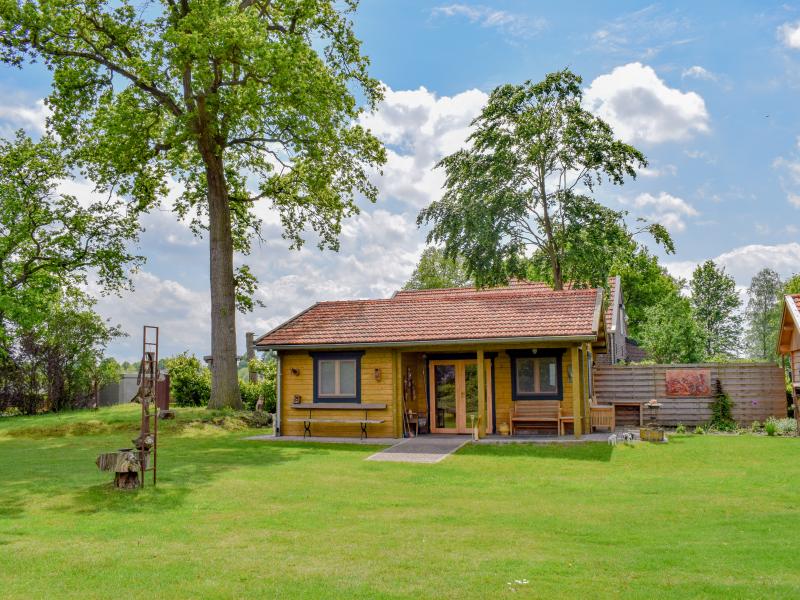 Romantisch houten huisje met veel kunst