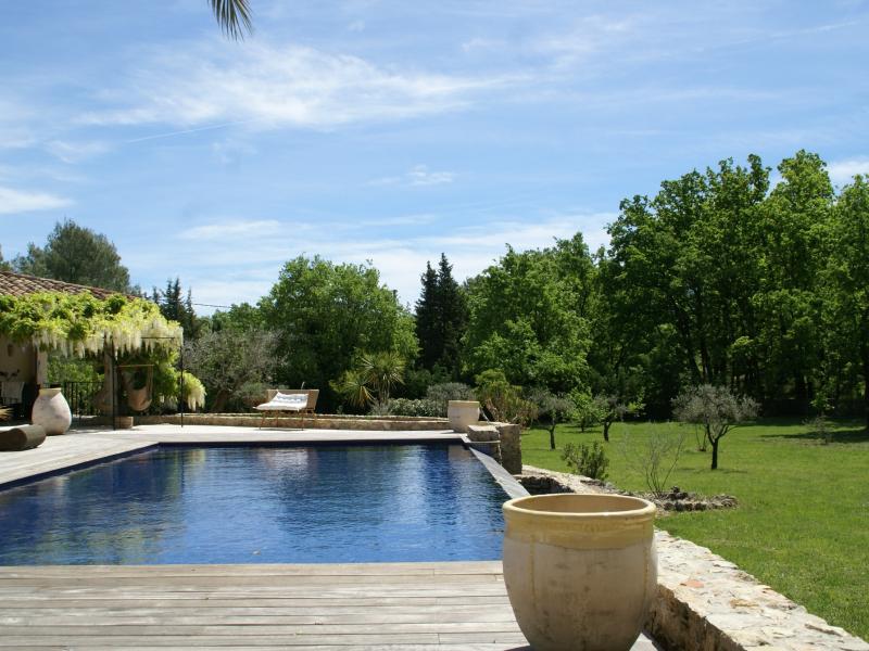 Villa avec grand jardin clôturé et grande piscine privée