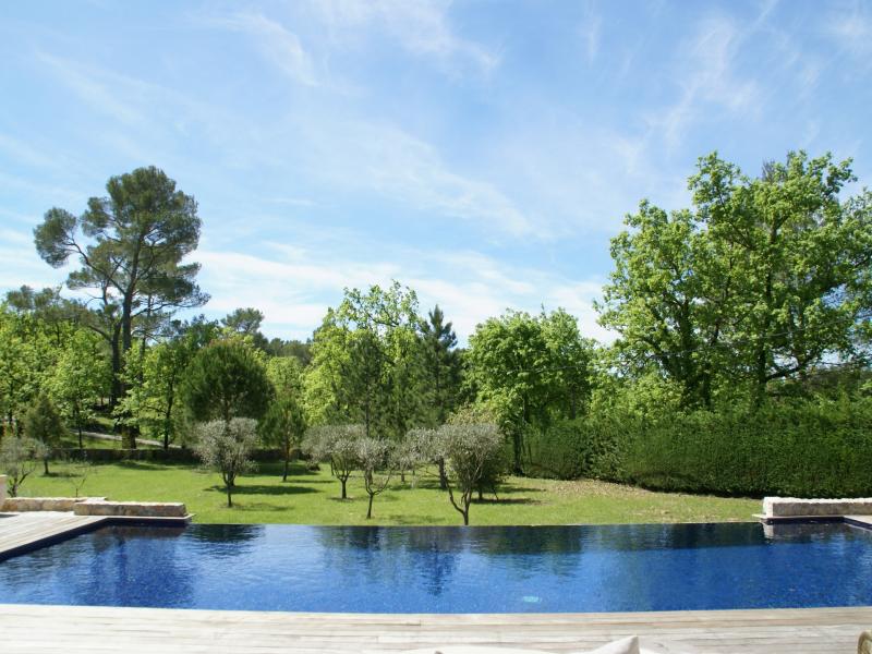 Stijlvolle villa met riante tuin en ruim zwembad