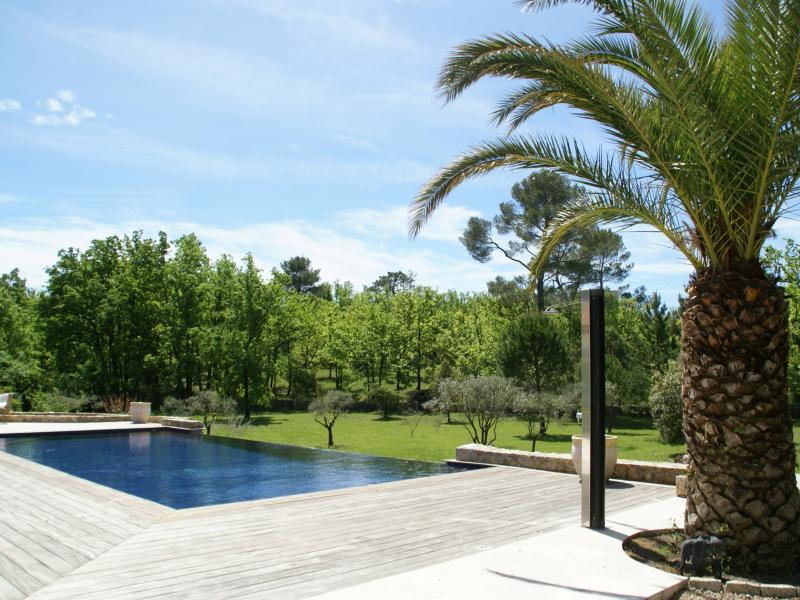 Villa avec grand jardin clôturé et grande piscine privée