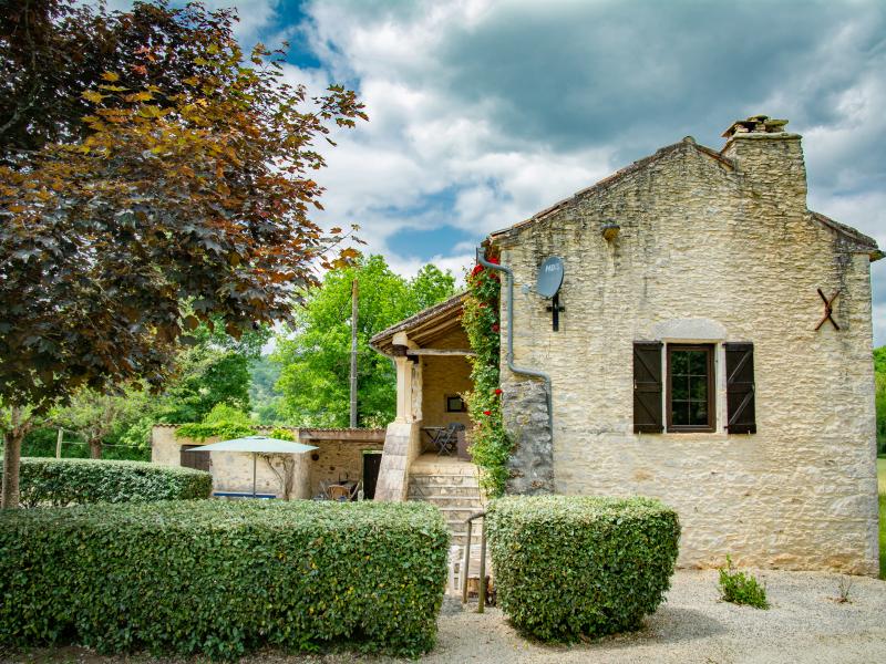 Quietly located country house with private pool
