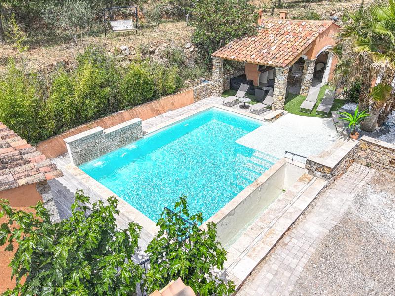 Air-conditioned holiday home with private pool
