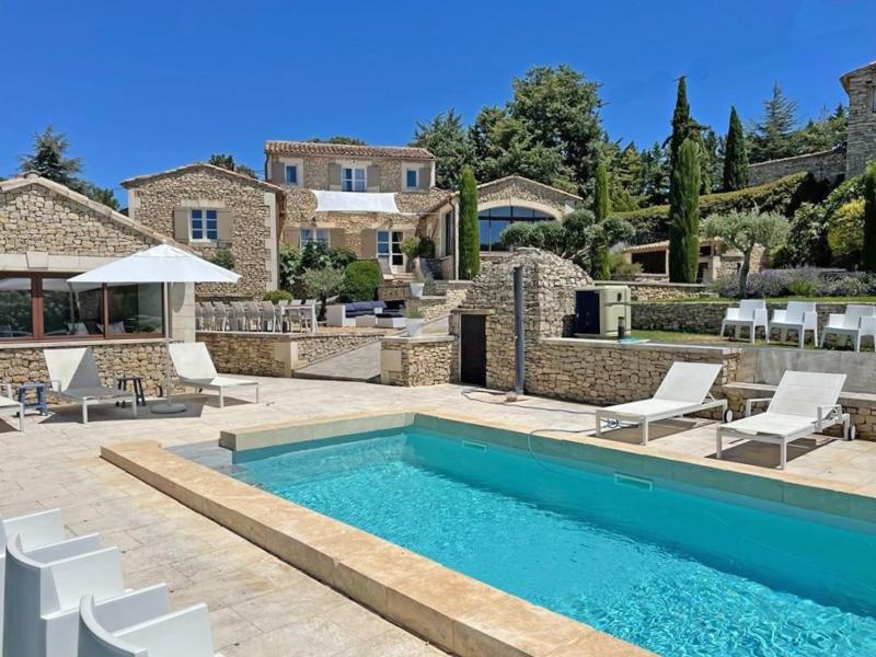 Rural bastide and outhouse with private pool
