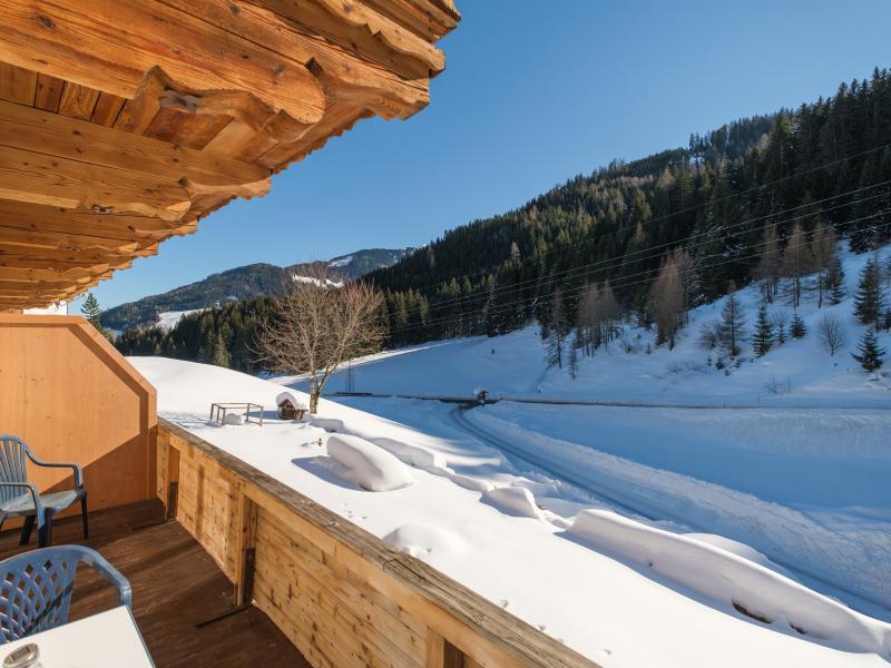 Appartement avec terrasse et local à skis