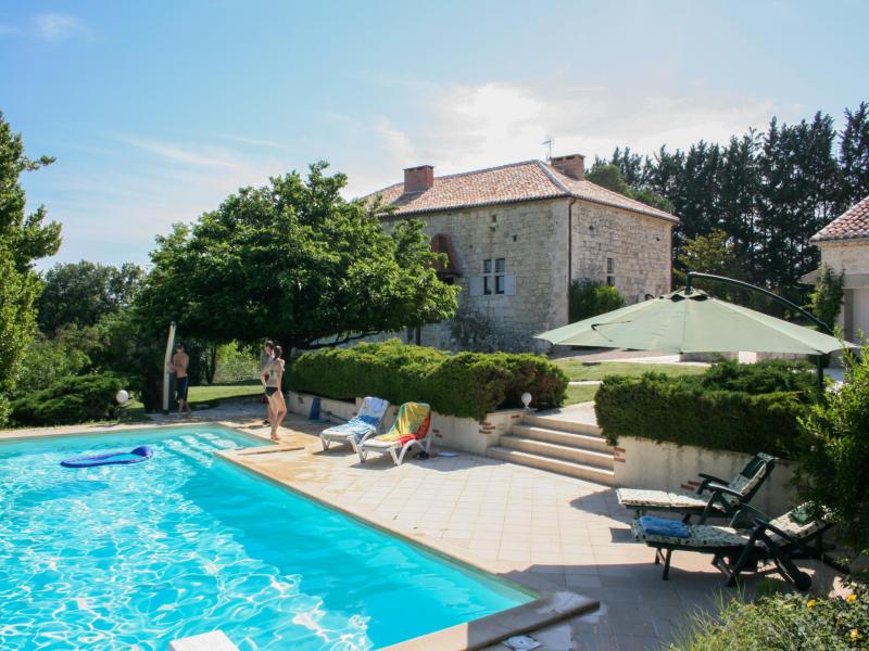 Double gîte on quiet estate with private pool