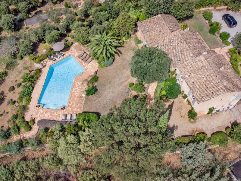 Provencal villa with pool and sea view

