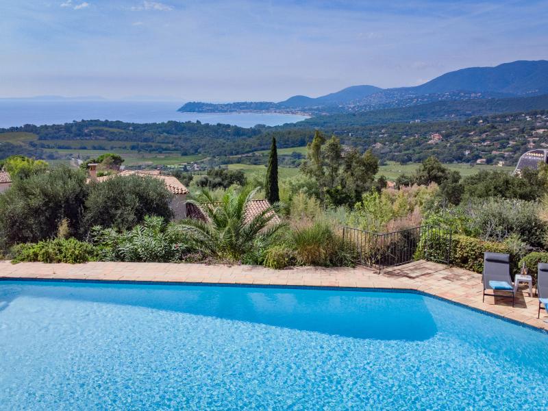 Provencal villa with pool and sea view
