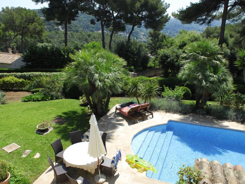 Charming villa with privacy, large pool and a stunning view