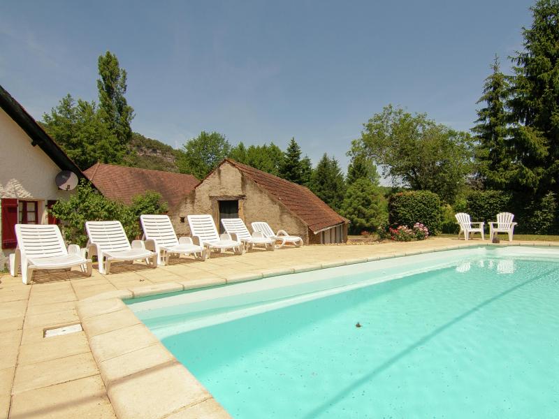 Ferienhaus auf kleinem Anwesen mit Schwimmbad
