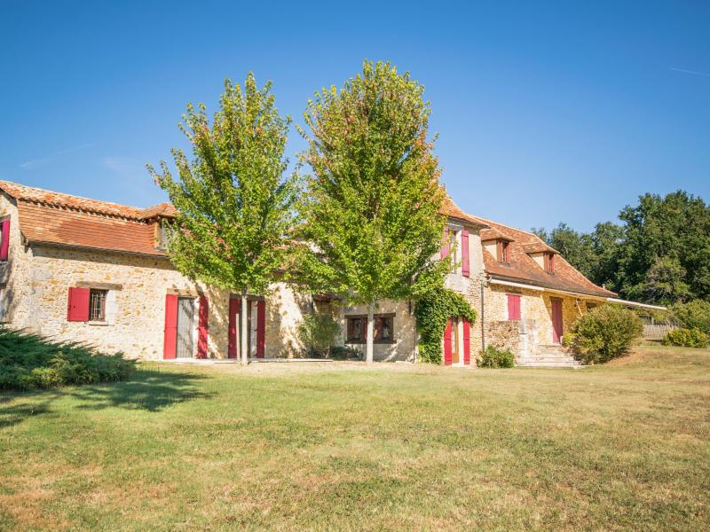 Authentic gîte on estate with swimming pool
