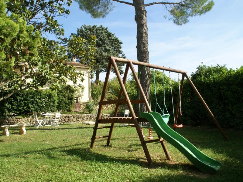 Super maison pour enfants avec piscine clôturée et jardin