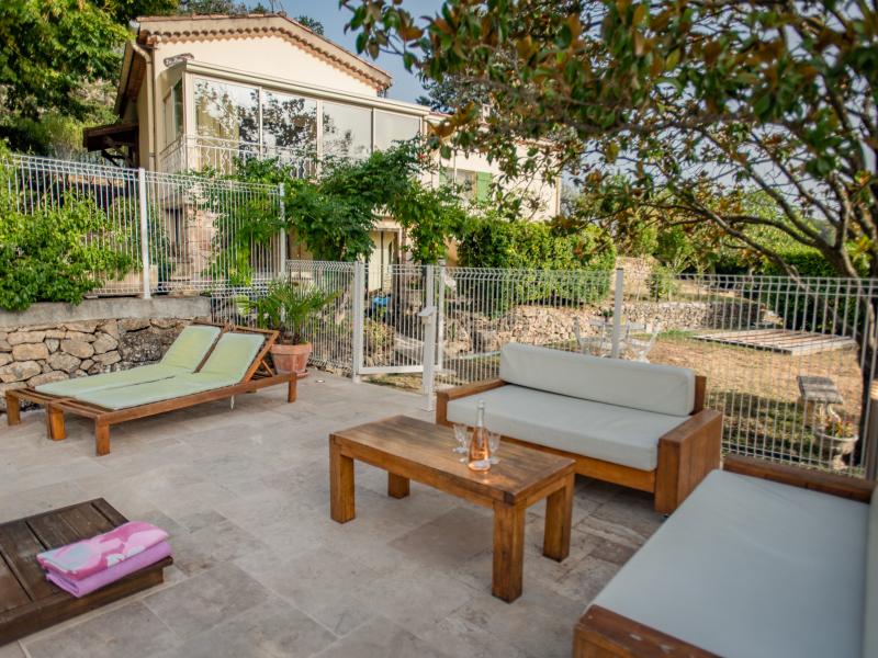 Very child-friendly villa with fenced pool and grass garden