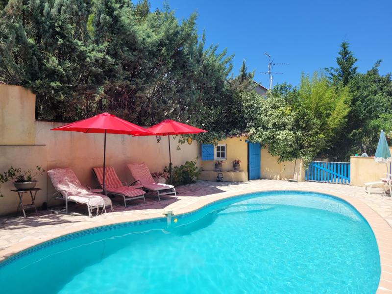Lovely holiday home with fenced pool and ideal location