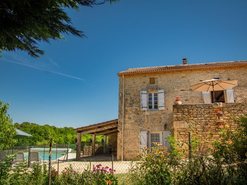 Typisch Frans huis met zwembad en uitzicht