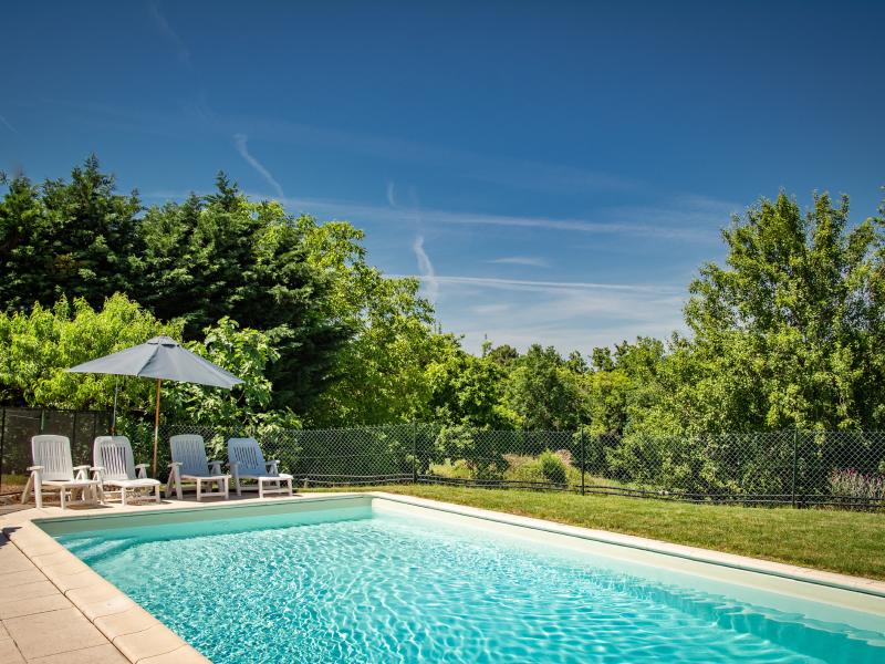Typisch Frans huis met zwembad en uitzicht